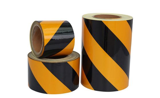 Film de feuille réfléchissante en verre PET 3100 de qualité publicitaire imperméable à l'eau pour la route extérieure Marquage autoadhésif