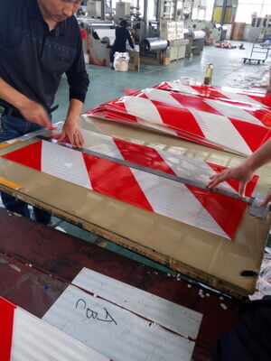 Logo personnalisé sérigraphie Chevron réflecteur autocollant réfléchissant Rectangle jaune rouge prismatique bande réfléchissante autocollant