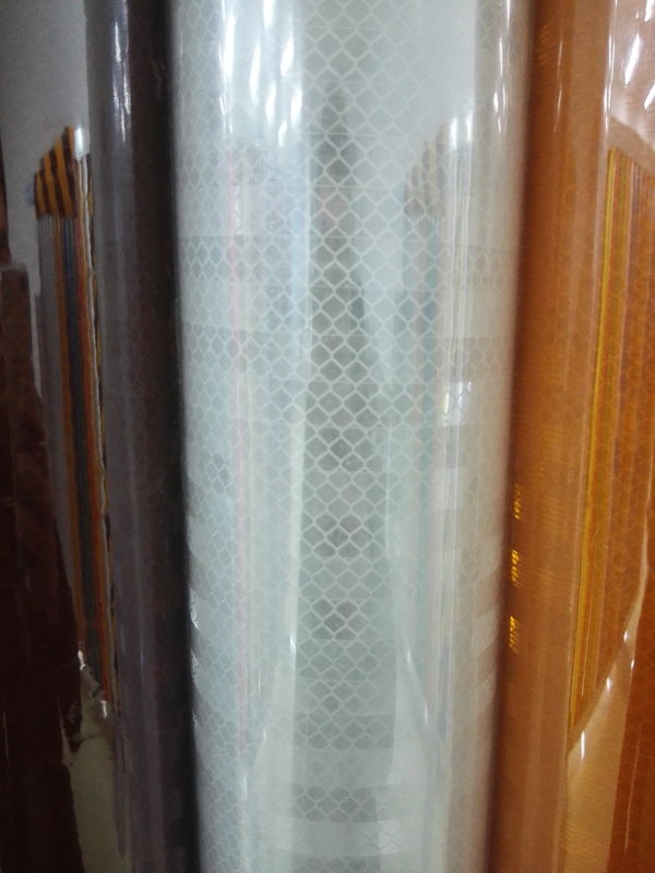 Le POINT réfléchi prismatique C2 des matériaux CEE de panneaux routiers de panneau de panneau routier a approuvé le petit pain de 1.22M*45.7M
