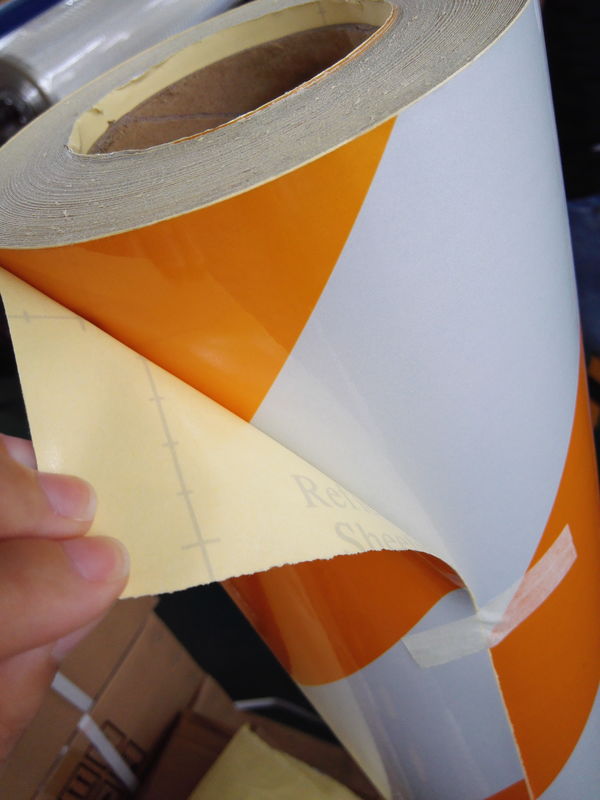 La bande réfléchie blanche et orange couvre, de rétros autocollants réfléchis 1.24m*45.7m/petit pain