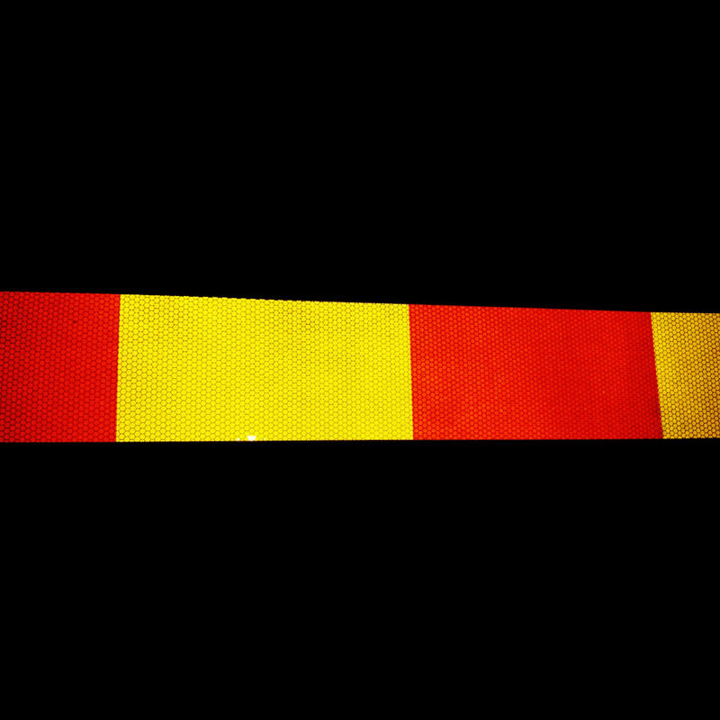La bande réfléchie rouge et jaune de panneau de barrière du trafic couvre la réflexion élevée pour l'avertissement