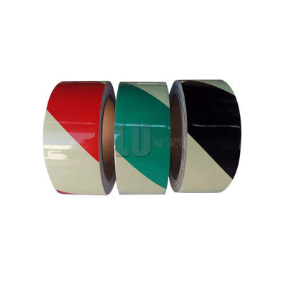 Tape d'avertissement lumineuse lumineuse adhésive en PVC à flèche de chevron Tape photoluminescente pour la sécurité