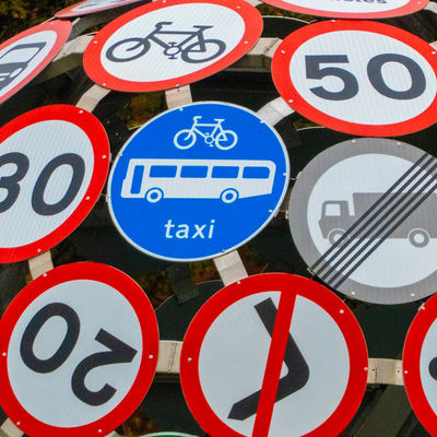 Sécurité routière Signes de circulation à l'épreuve de l'eau Signes d'avertissement de circulation Reflecteurs Signes de circulation Noir Travaux routiers Feuille réfléchissante